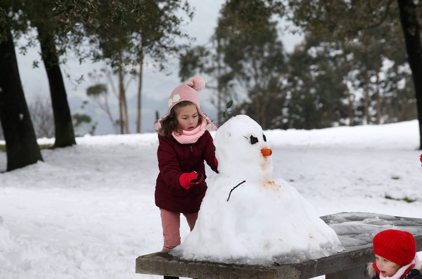 Los ovetenses disfrutan en el Naranco de la nieve