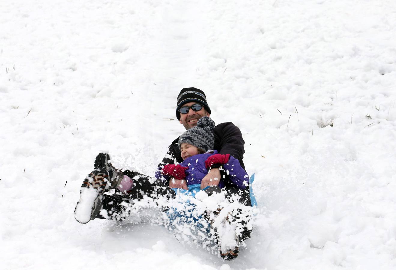 Los ovetenses disfrutan en el Naranco de la nieve