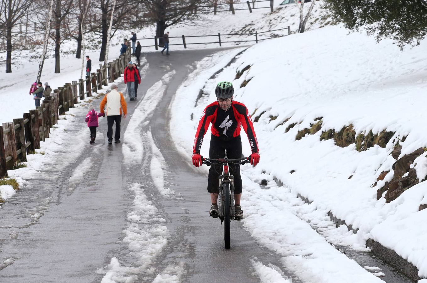 Los ovetenses disfrutan en el Naranco de la nieve