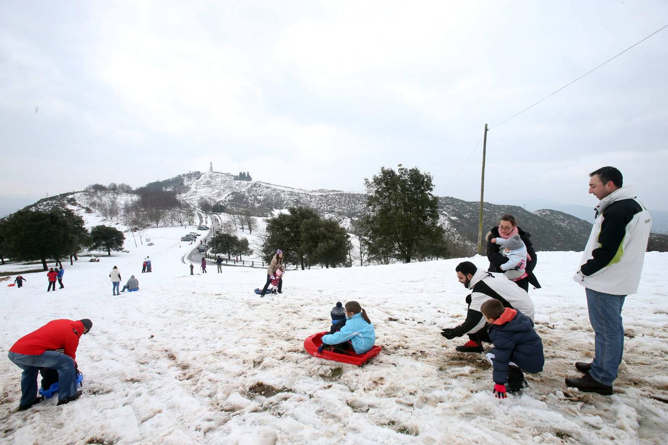 Los ovetenses disfrutan en el Naranco de la nieve