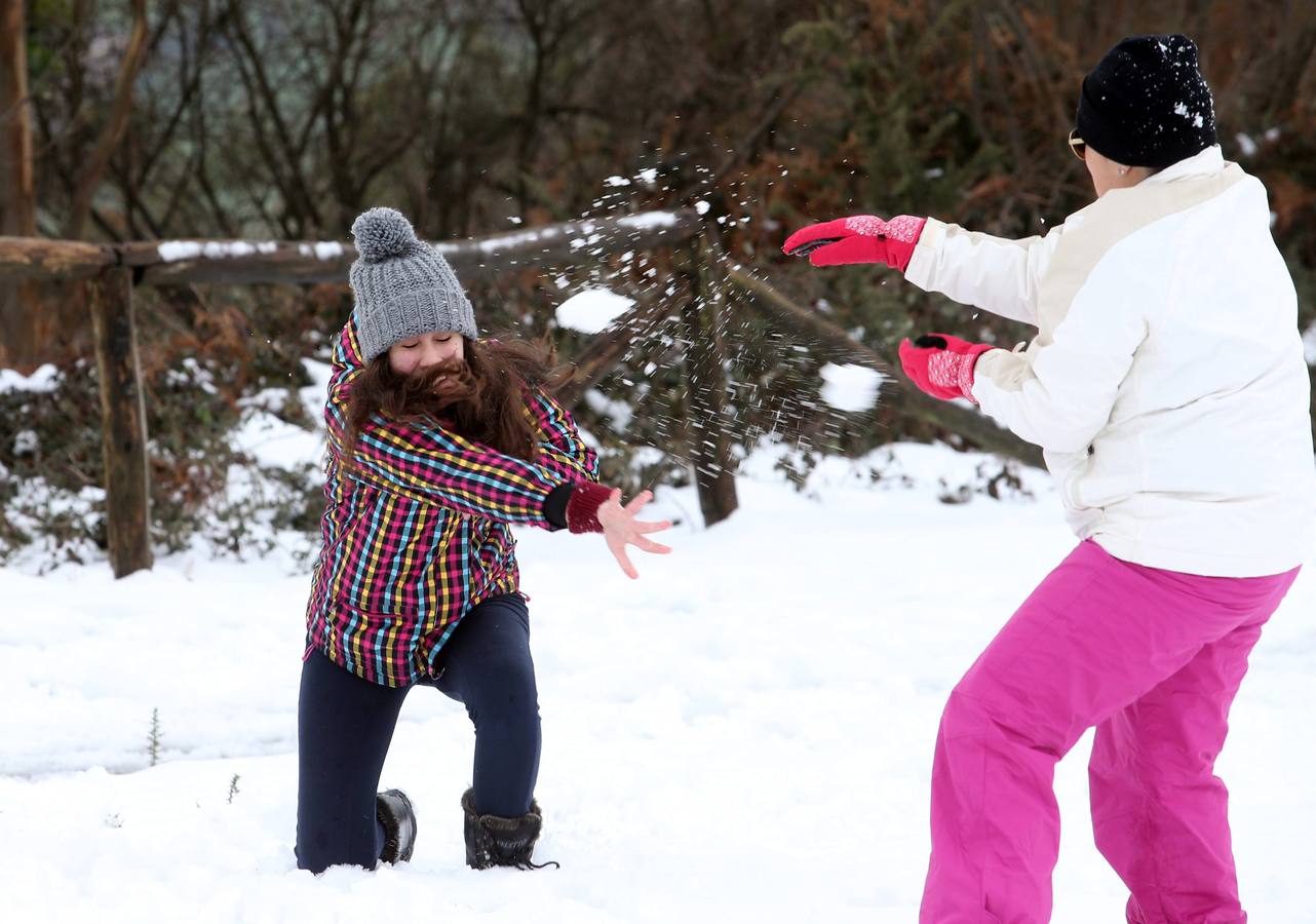 Los ovetenses disfrutan en el Naranco de la nieve