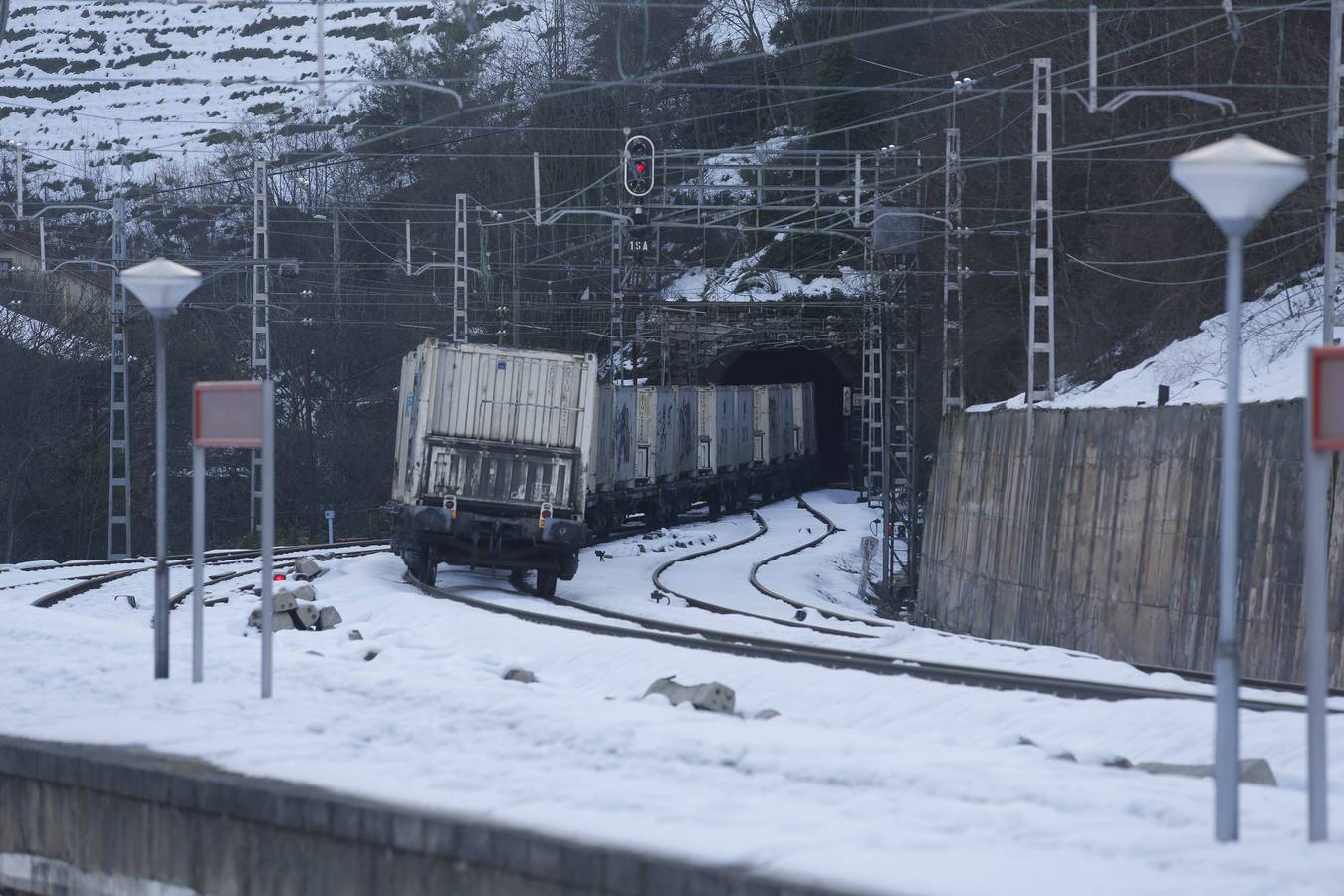 Los trenes de mercancía utilizaron la vía férrea unas horas antes que los de pasajeros.