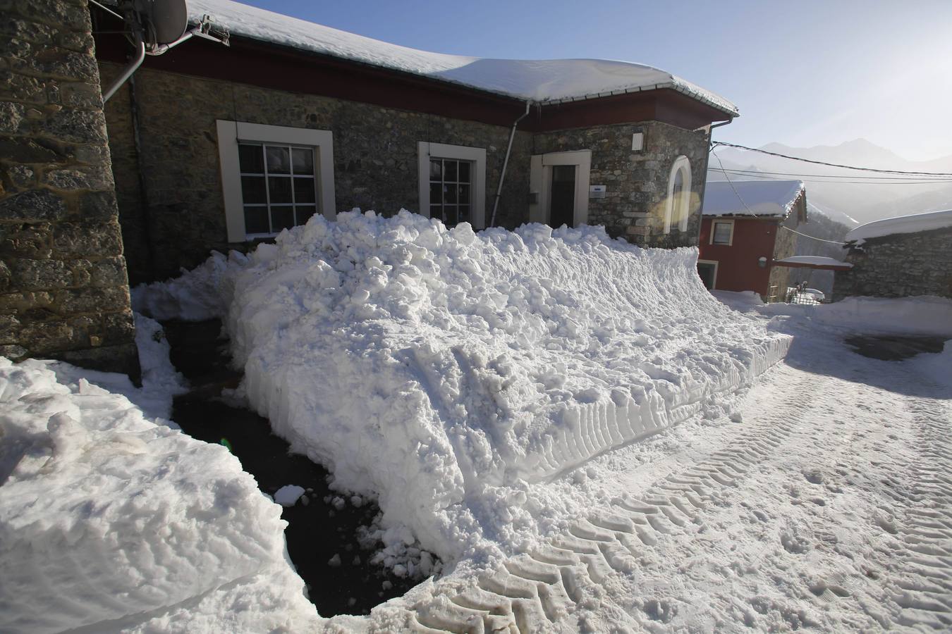 A pesar de que remite el temporal, en Pajares la nieve sigue siendo la protagonista.