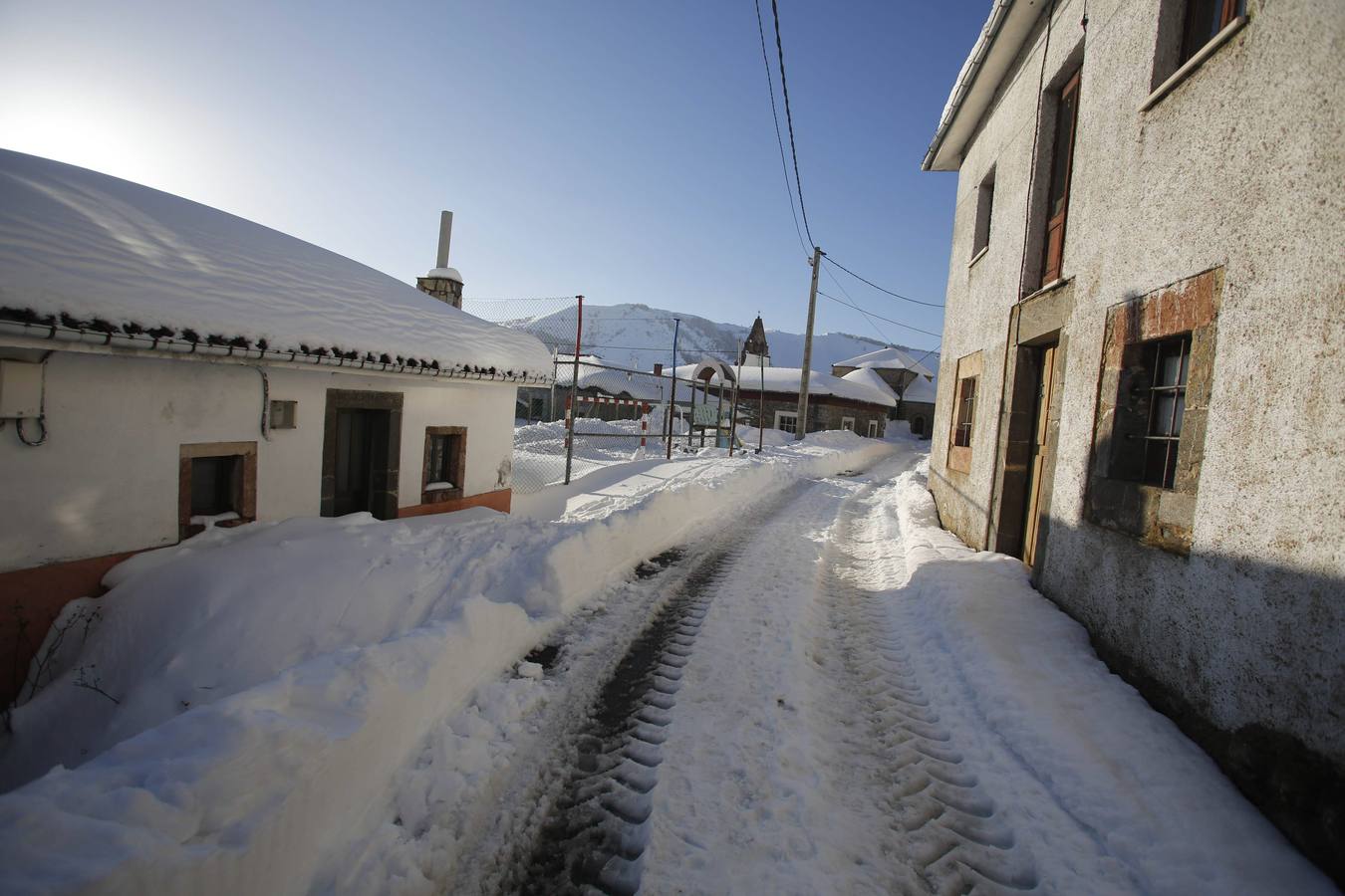 La nieve sigue estando presente en el día a día de los vecinos.