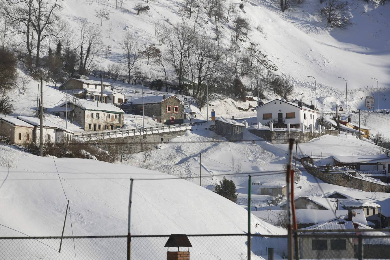 El entorno de Pajares sigue sufriendo los problemas que ha dejado el temporal, aunque los paisajes son espectaculares.