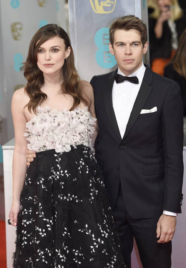 La actriz británica Keira Knightley (d) y su marido James Righton (d), en la alfombra roja.