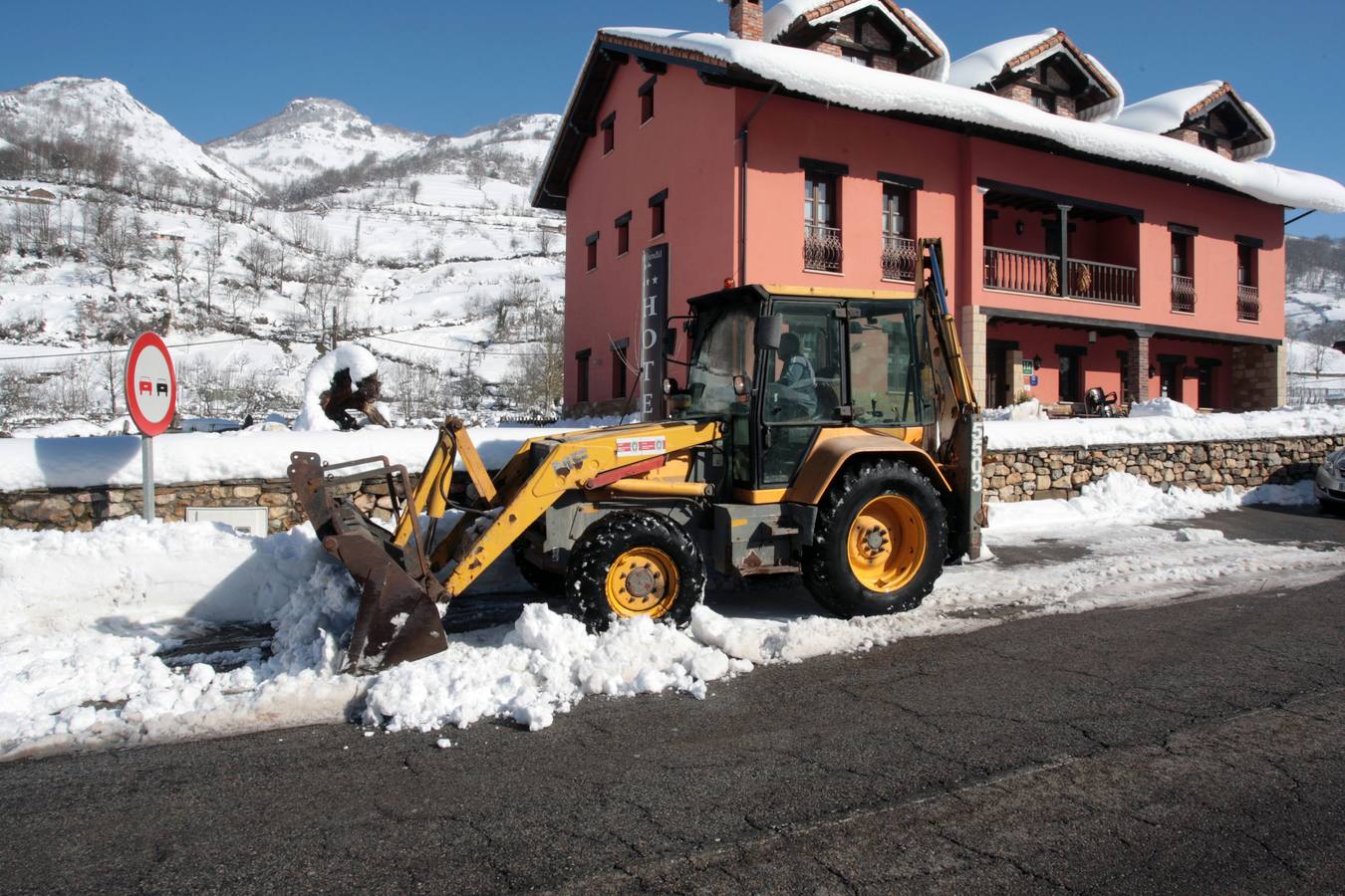 El Pino, en Aller, uno de los lugares en los que se intenta recuperar la normalidad.