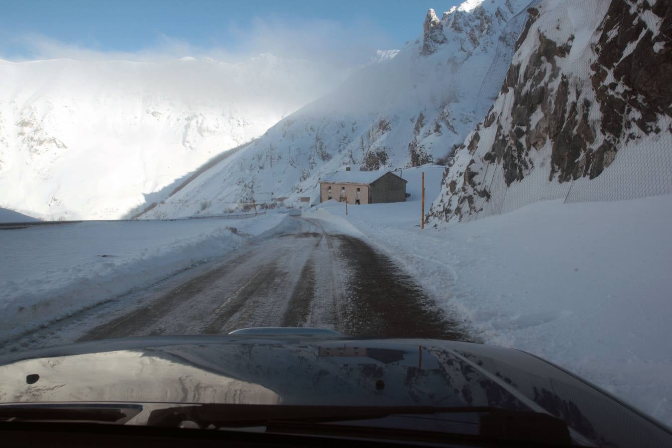 La alta montaña asturiana se ha teñido de blanco por este temporal. San Isidro.