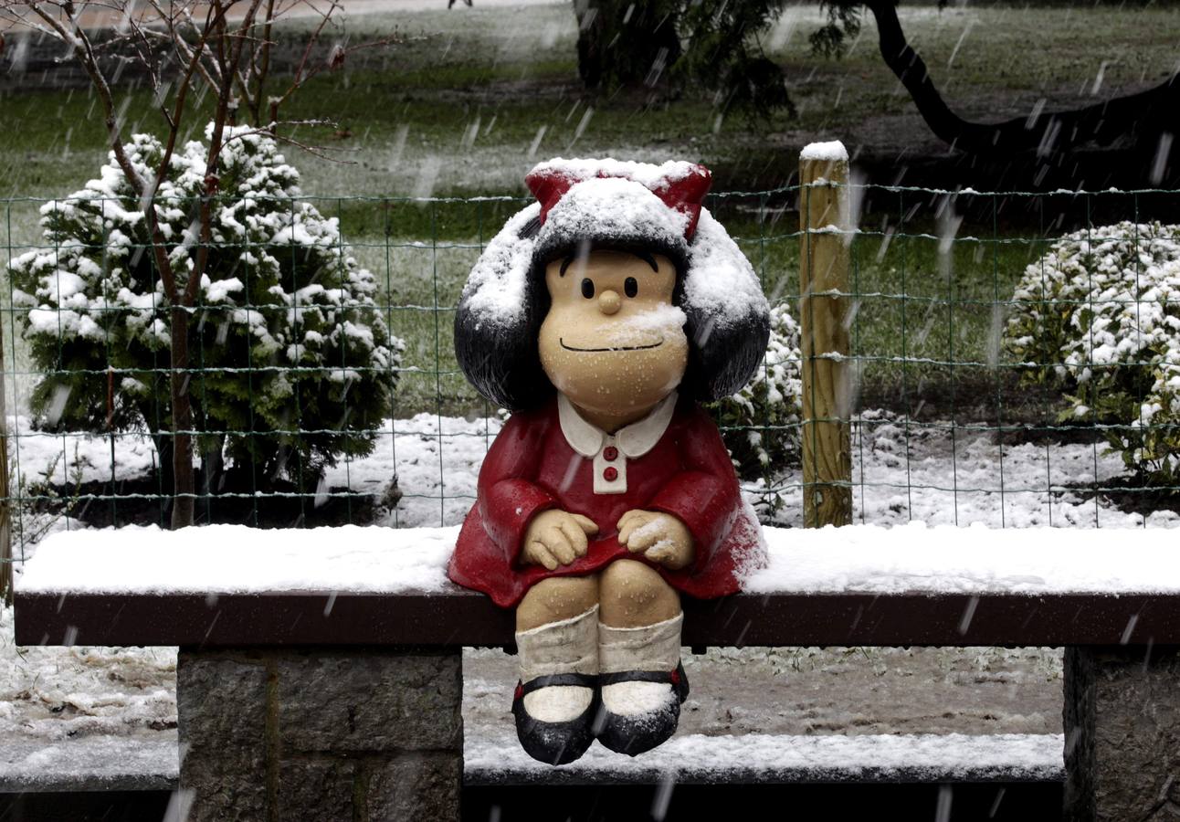 Oviedo se tiñó de blanco por la nieve.