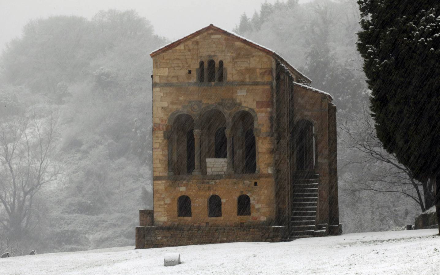 Oviedo se tiñó de blanco por la nieve.