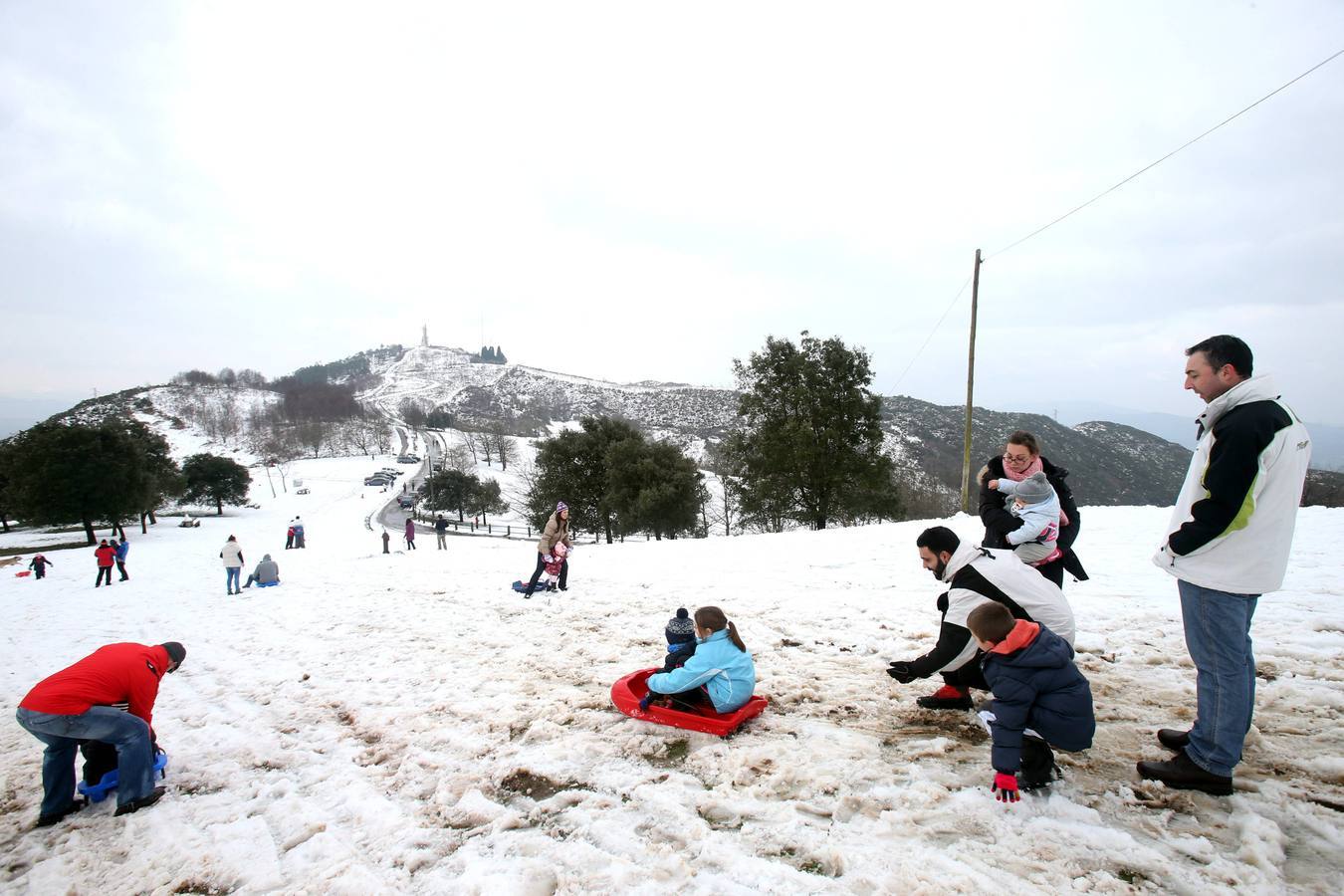 Oviedo se tiñó de blanco por la nieve.