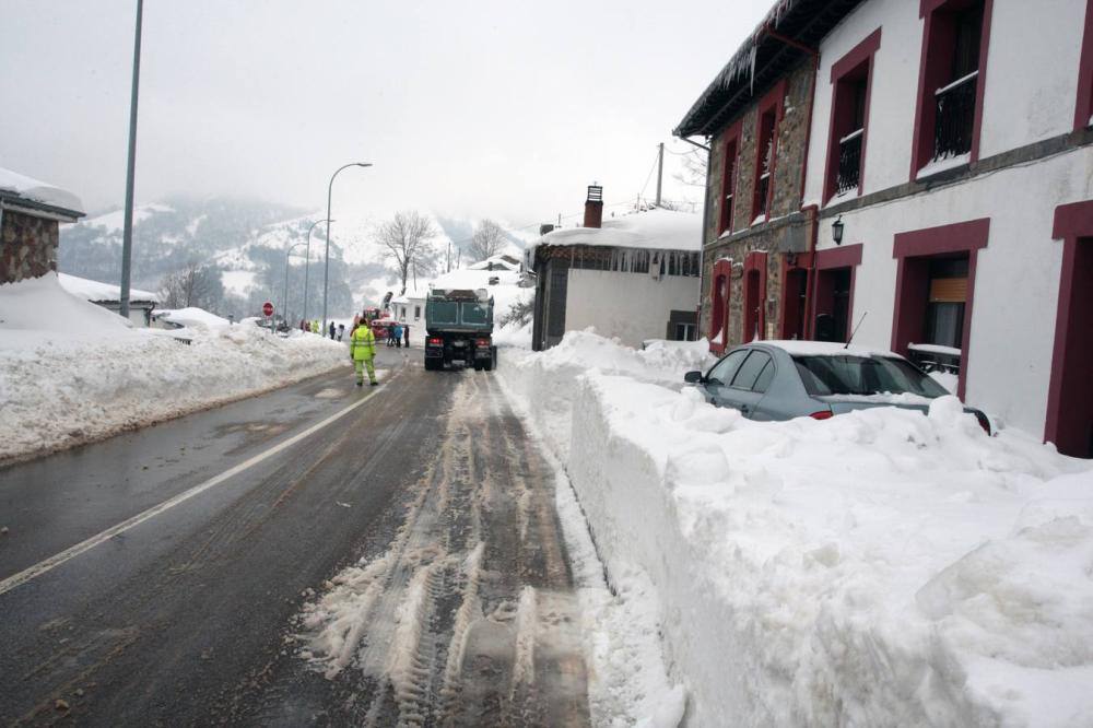 La lucha contra la nieve fue feroz en algunas zonas. Pajares