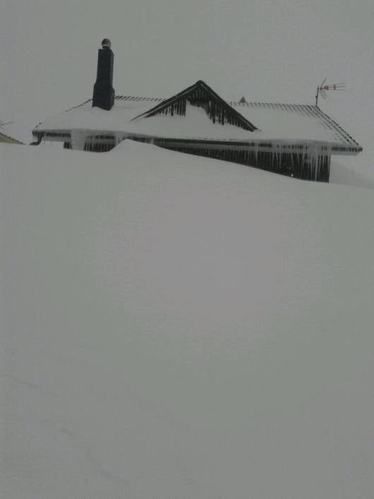 En La Raya, San Isidro, la nieve llegó hasta los tejados.