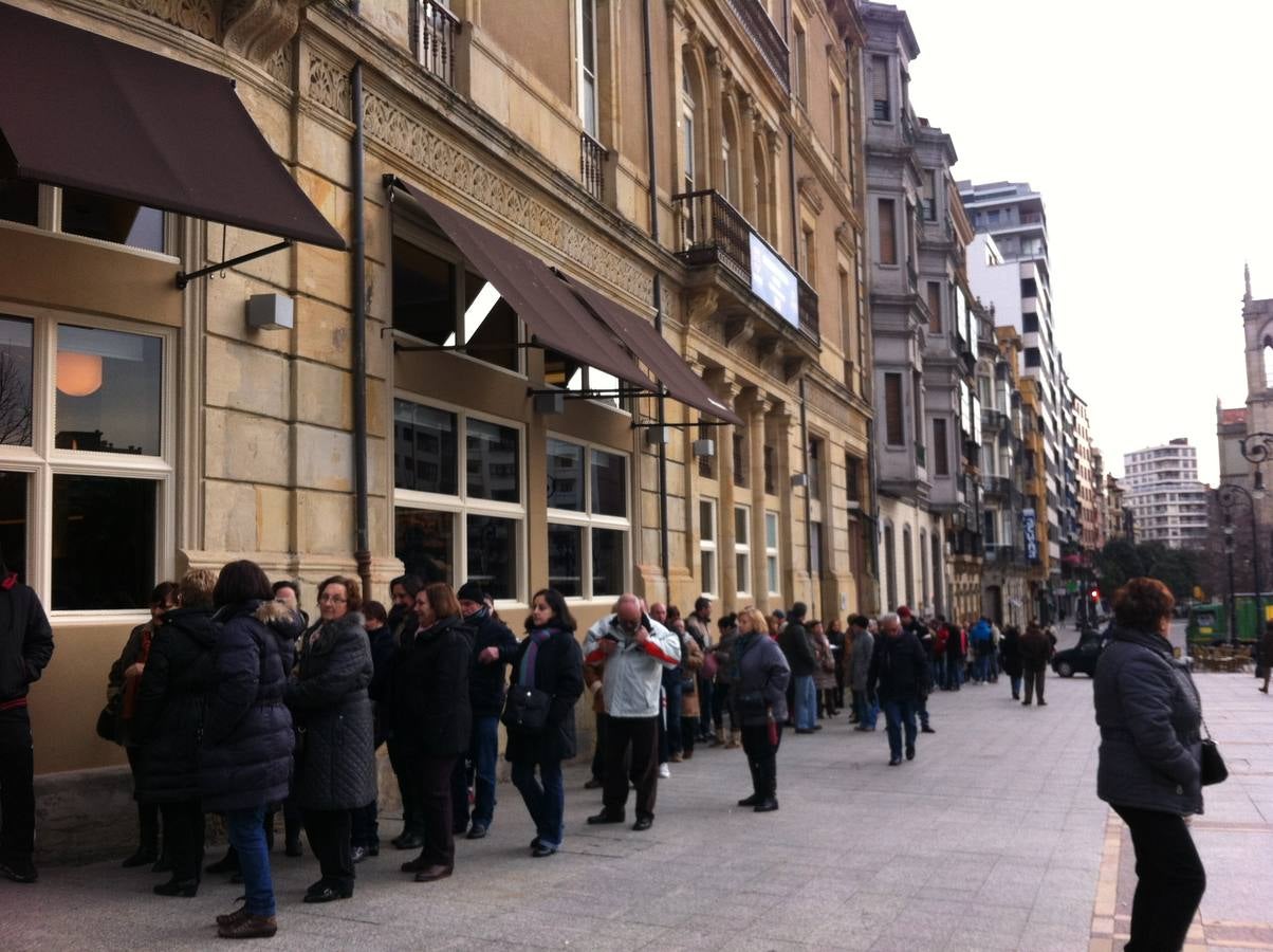 Largas colas para el concurso de charangas del Antroxu
