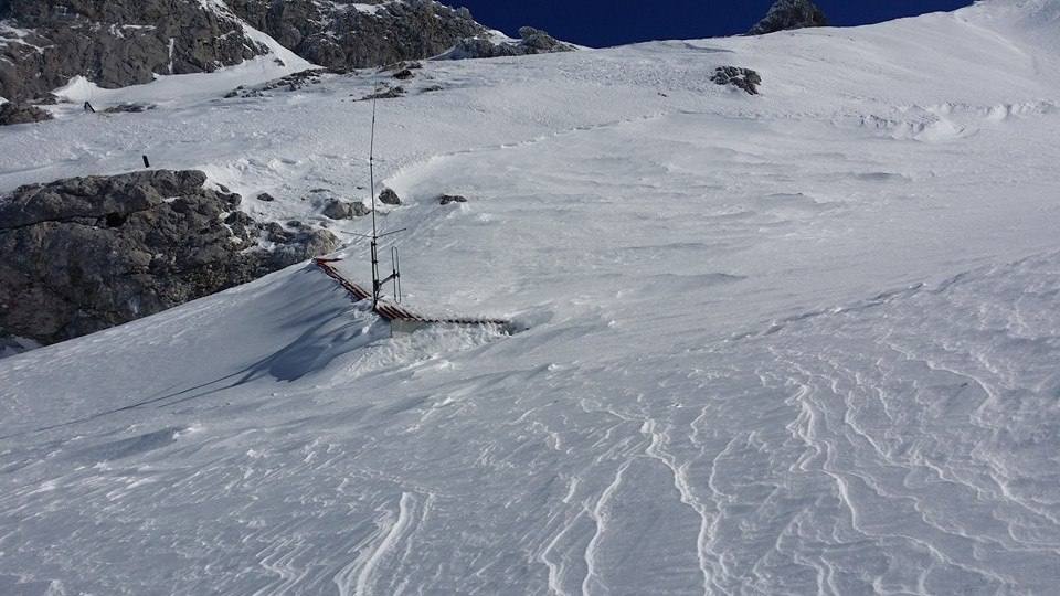 El Casetón de Andara, en el límite entre Cantabria y Asturias, oculto por la nieve