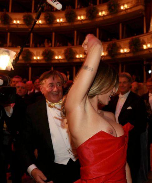 El &#039;desmadre&#039; de Elisabetta Canalis en el Baile de la Ópera de Viena