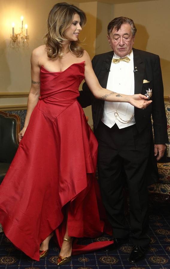 El &#039;desmadre&#039; de Elisabetta Canalis en el Baile de la Ópera de Viena