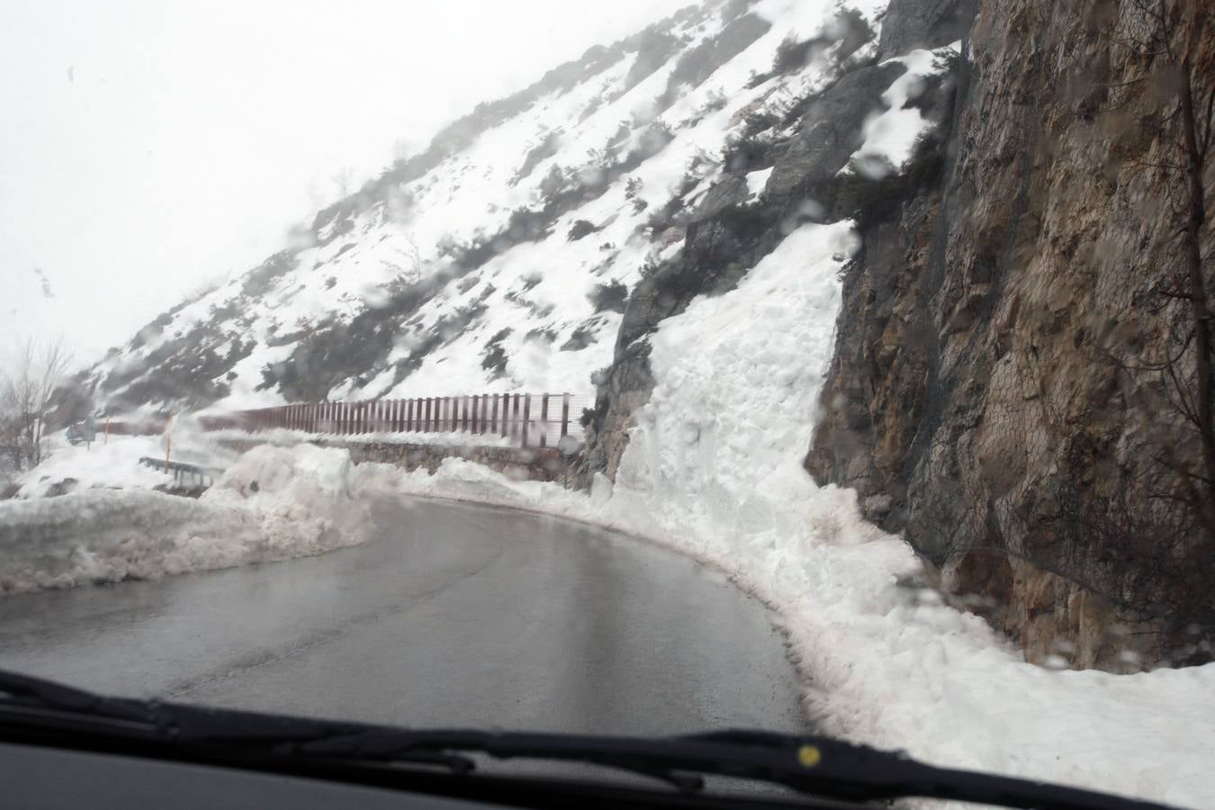 Los aludes complican las comunicaciones en la alta montaña asturiana