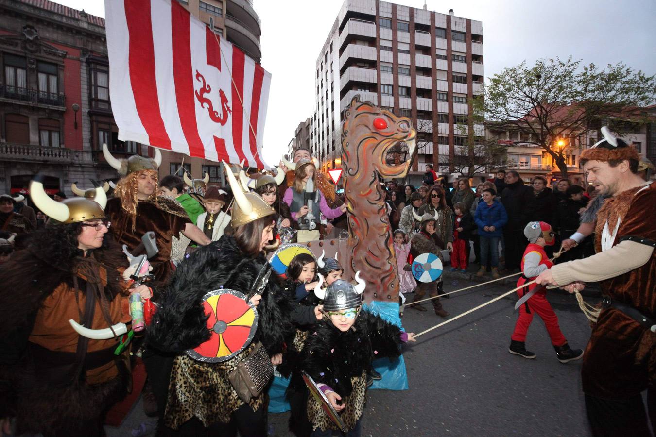 Avilés se vuelca con su desfile de Antroxu