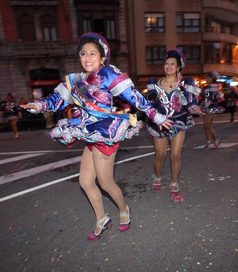 Avilés se vuelca con su desfile de Antroxu