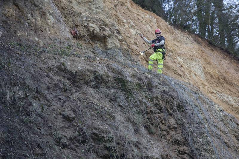 Una malla de contención para la ladera de Parres donde se produjo el argayo