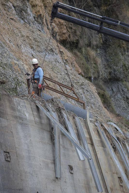 Una malla de contención para la ladera de Parres donde se produjo el argayo