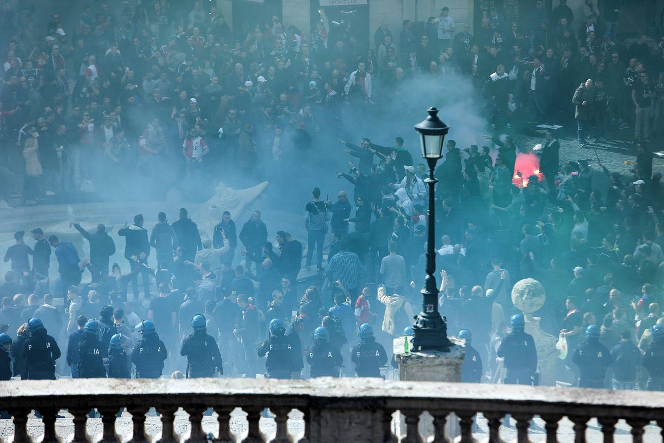 Hinchas del Feyenoord provocan graves disturbios en Roma