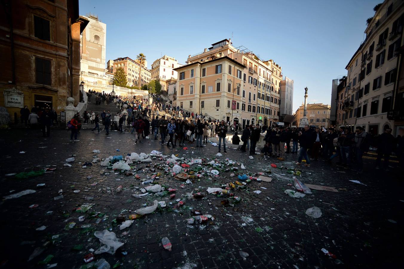 Hinchas del Feyenoord provocan graves disturbios en Roma