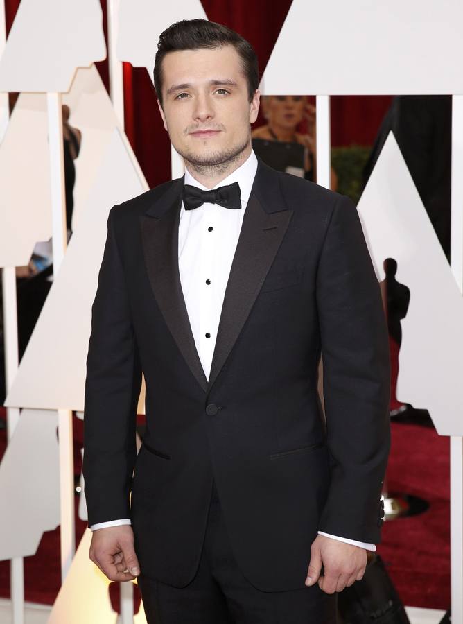 El actor Josh Hutcherson posa a su llegada al Dolby Theatre de Los Ángeles.