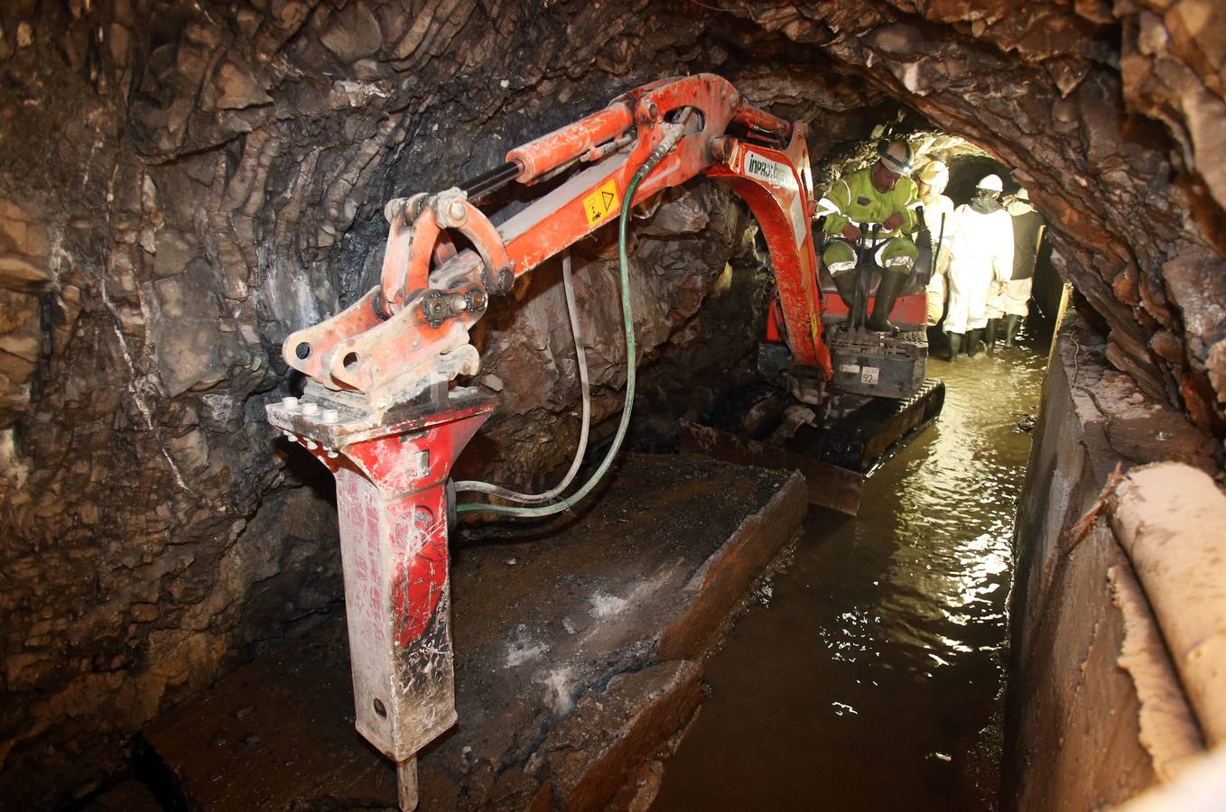 El alcalde de Oviedo visita las obras del canal de agua del Aramo