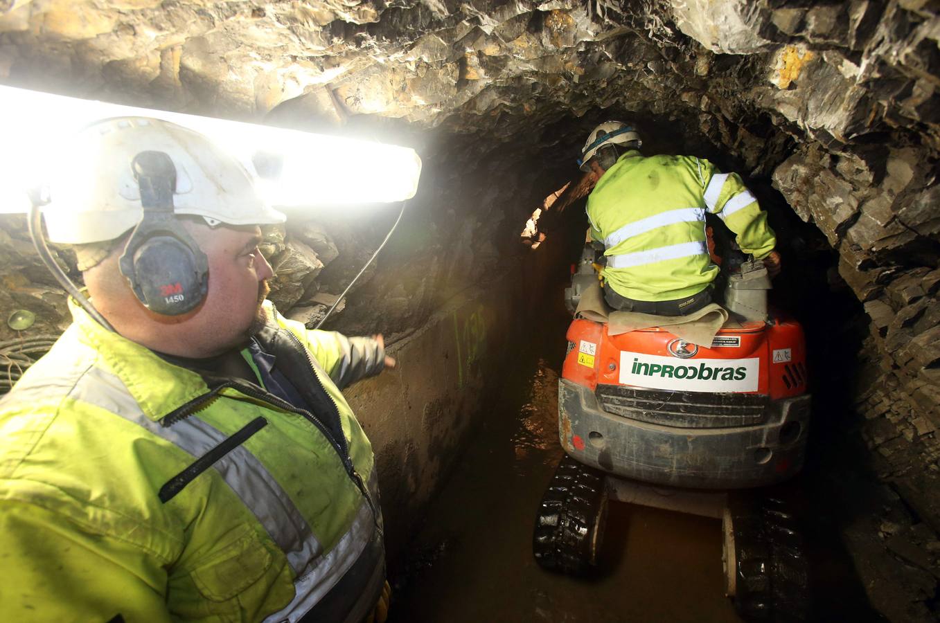 El alcalde de Oviedo visita las obras del canal de agua del Aramo