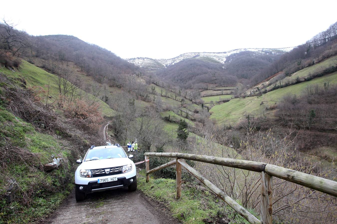El alcalde de Oviedo visita las obras del canal de agua del Aramo