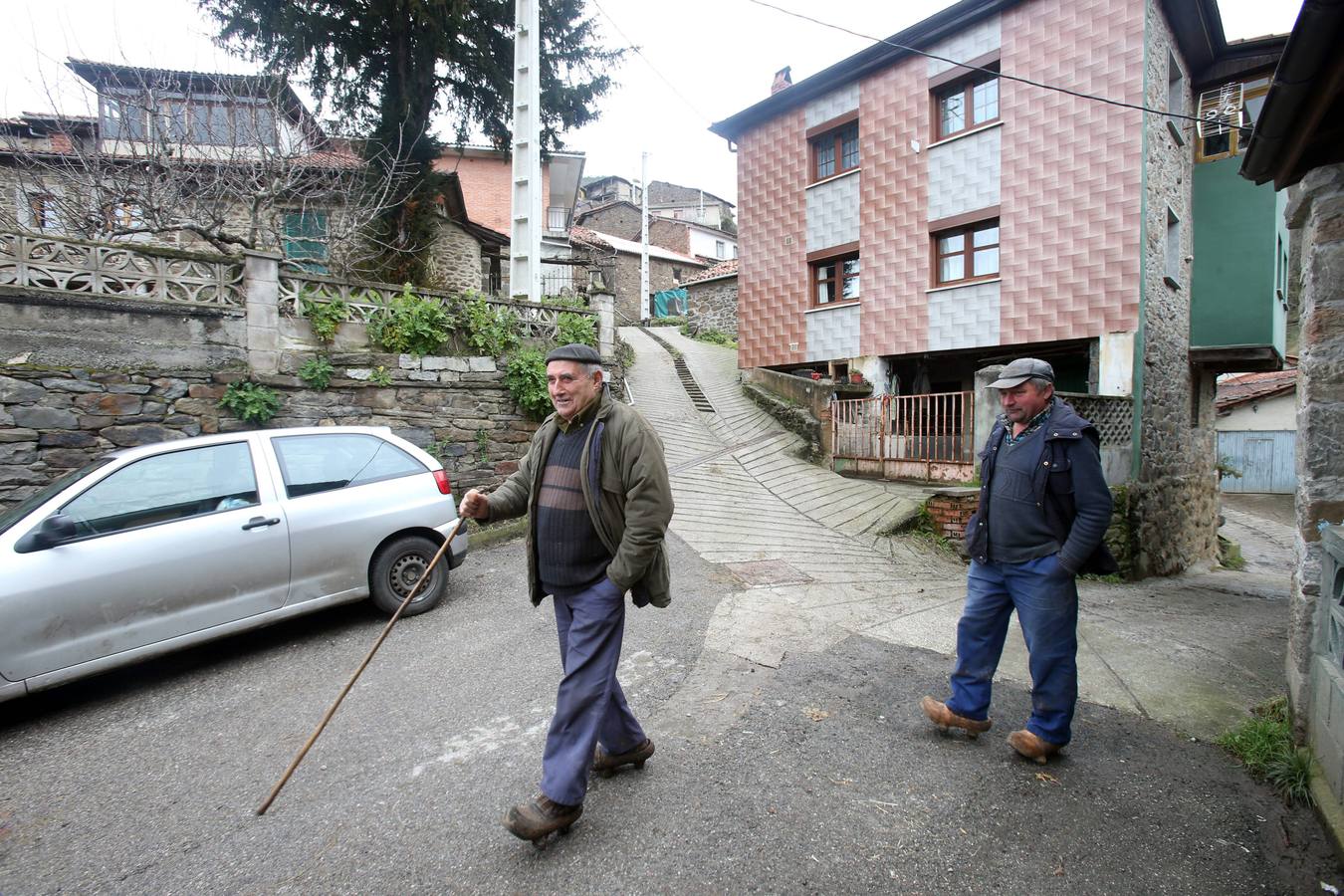El alcalde de Oviedo visita las obras del canal de agua del Aramo