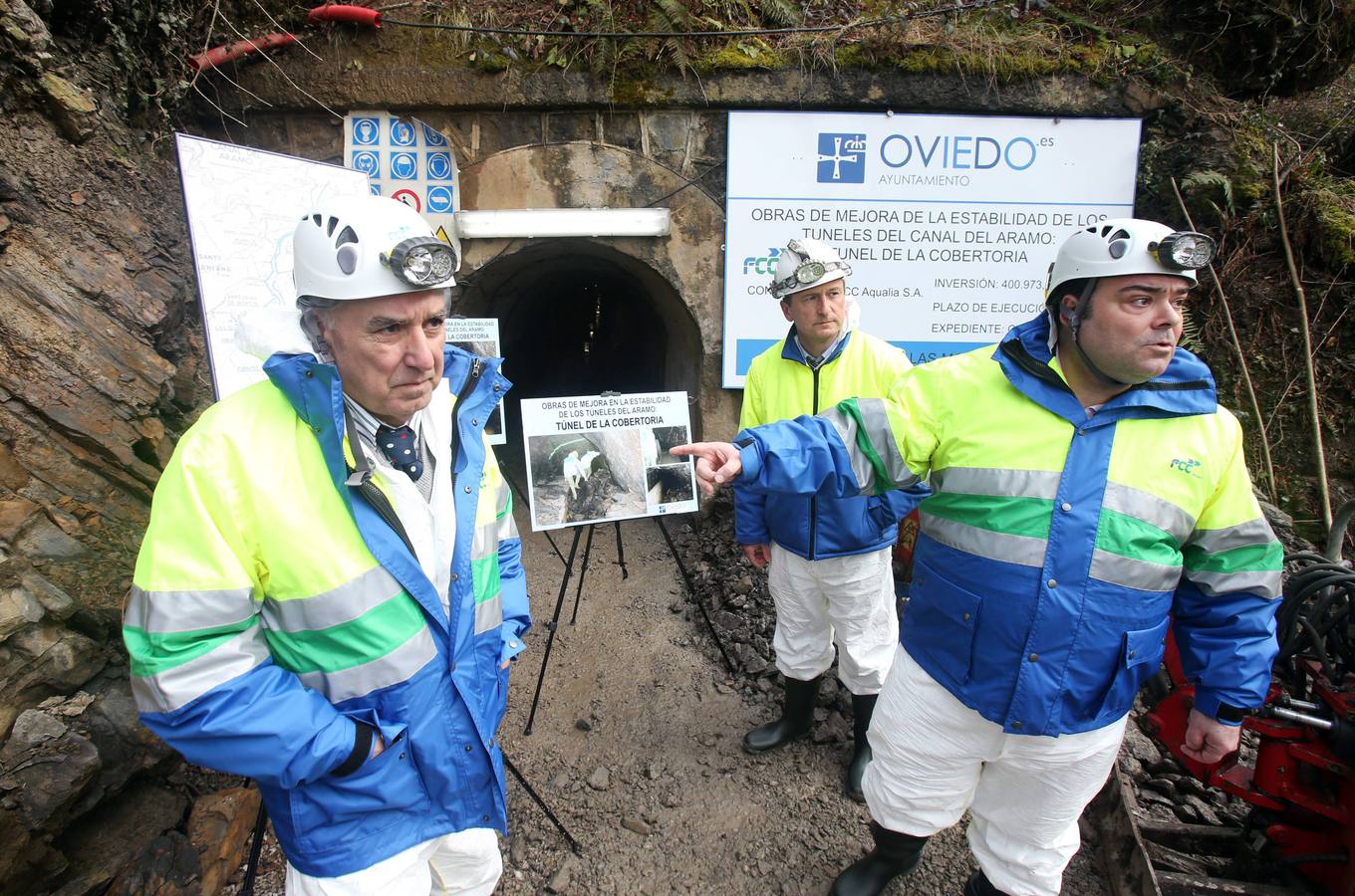 El alcalde de Oviedo visita las obras del canal de agua del Aramo