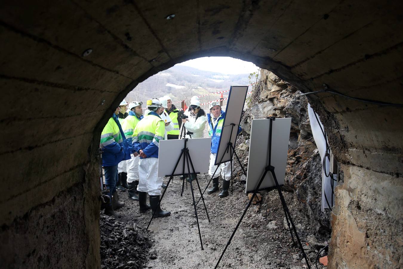 El alcalde de Oviedo visita las obras del canal de agua del Aramo
