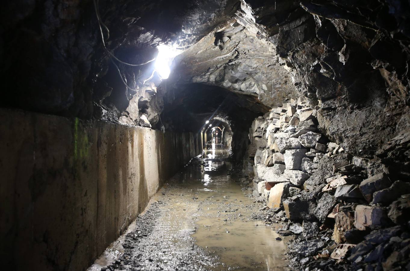 El alcalde de Oviedo visita las obras del canal de agua del Aramo