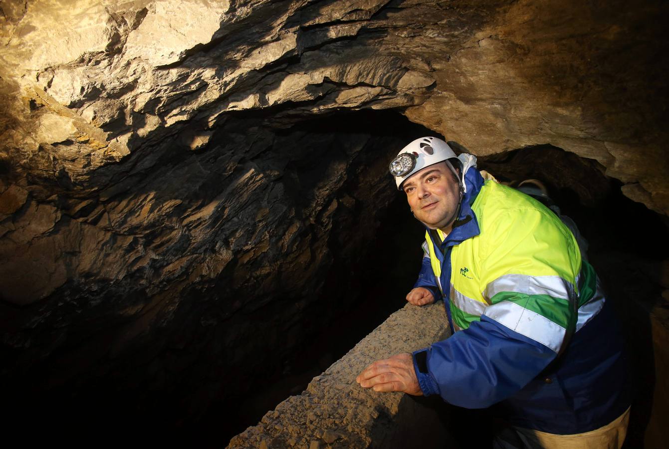 El alcalde de Oviedo visita las obras del canal de agua del Aramo