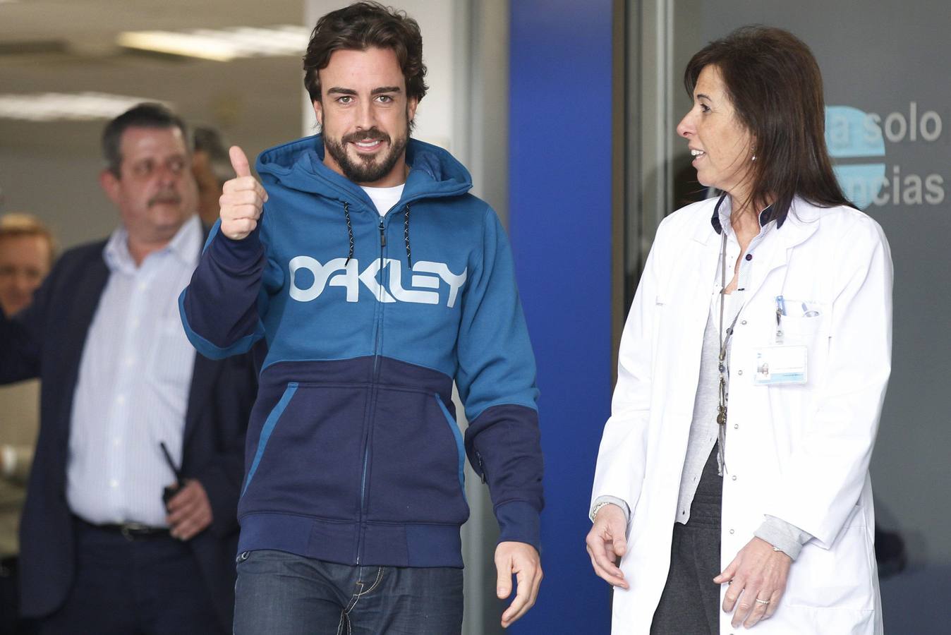 Lara Álvarez acompaña a Fernando Alonso tras salir del hospital