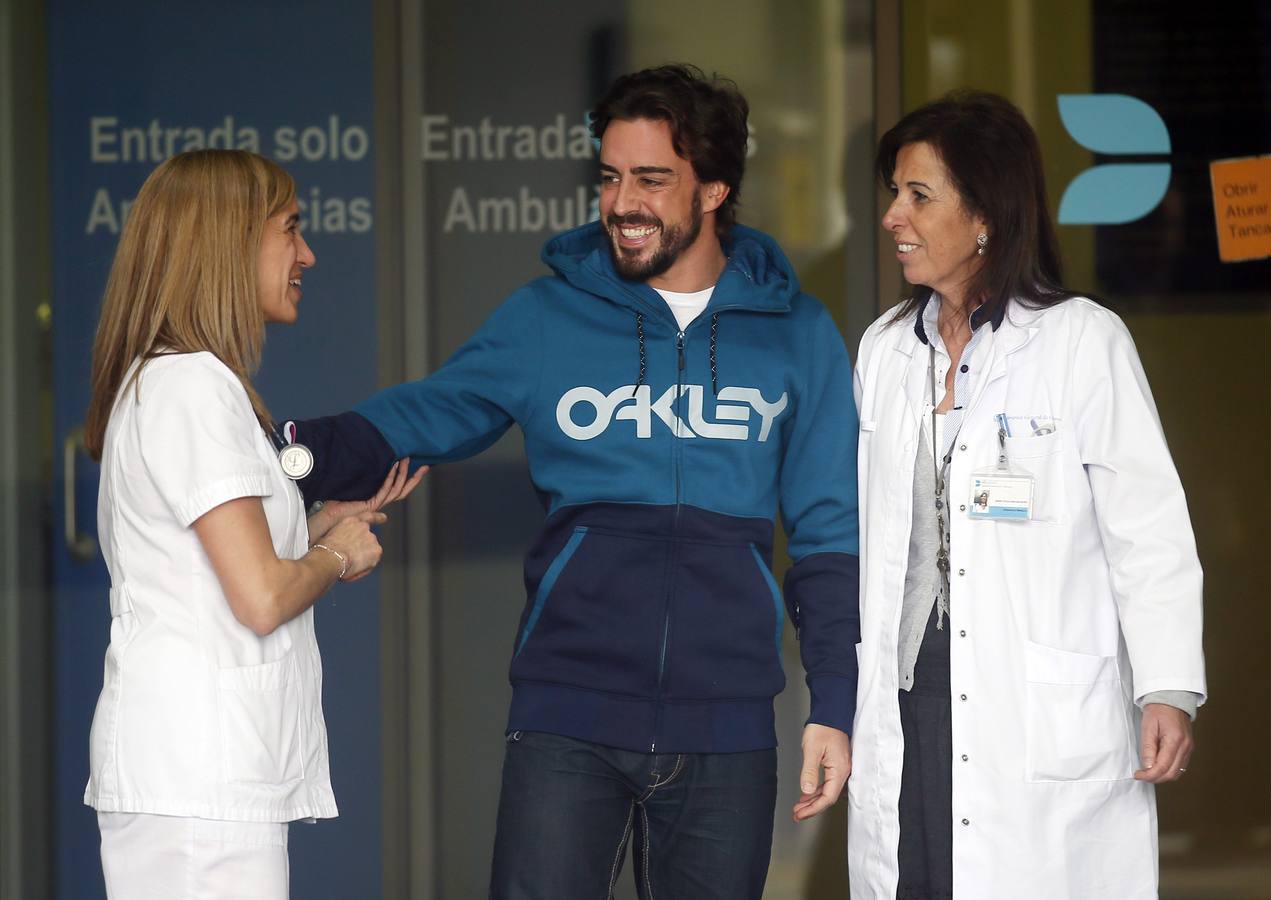 Lara Álvarez acompaña a Fernando Alonso tras salir del hospital