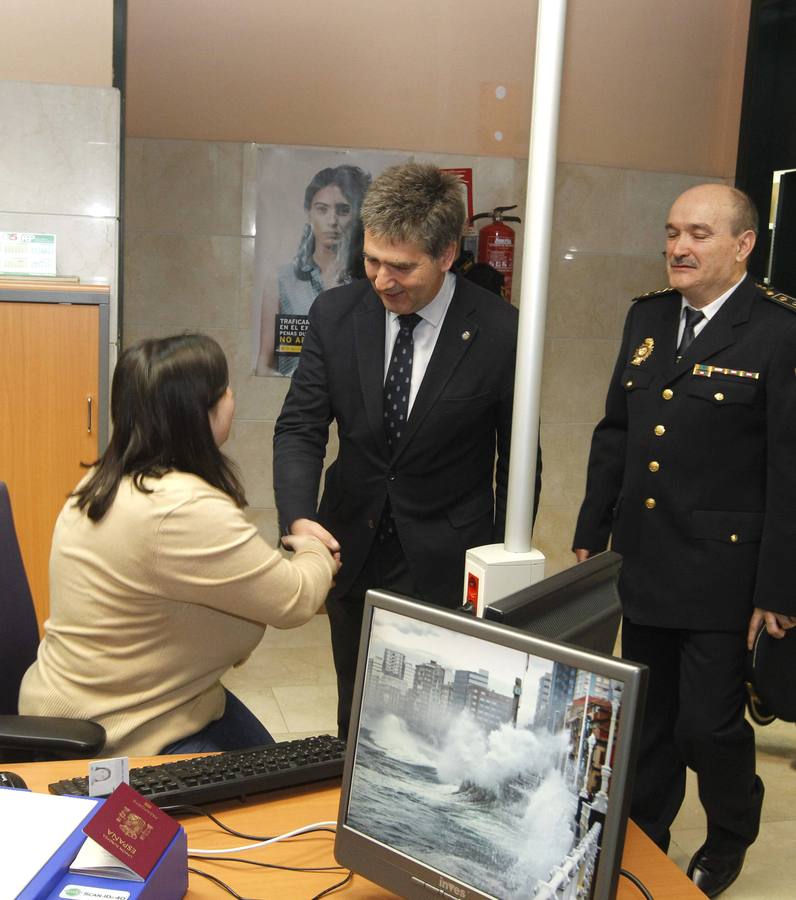 El director general de la Policía Nacional Ignacio Cosidó, visita la comisaría de Gijón