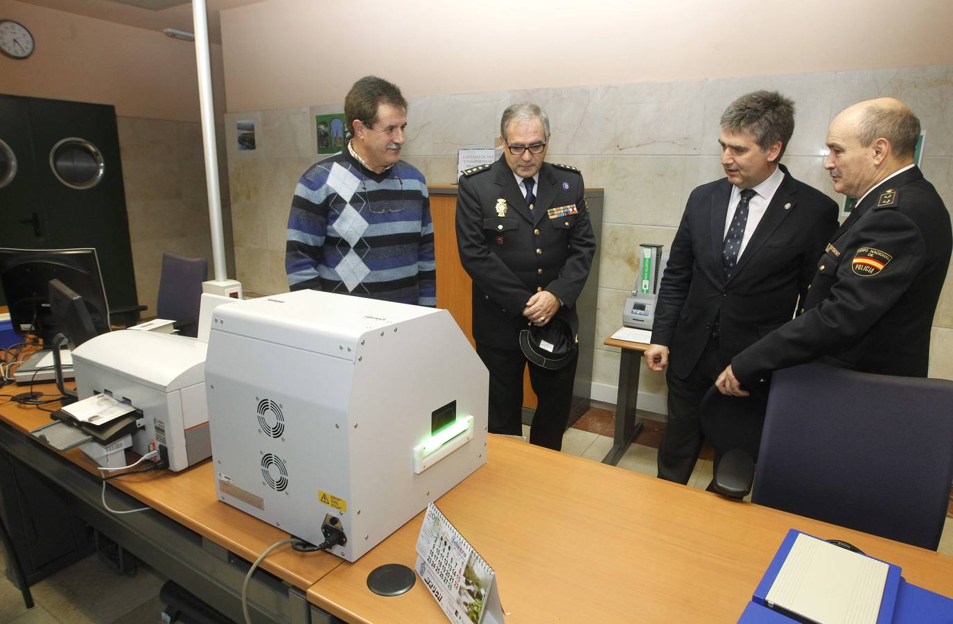 El director general de la Policía Nacional Ignacio Cosidó, visita la comisaría de Gijón