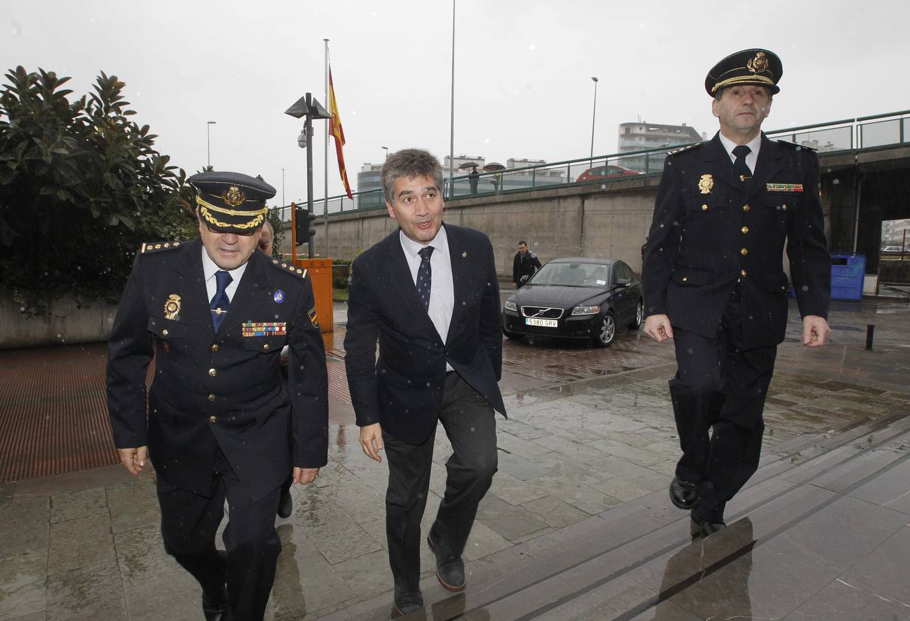 El director general de la Policía Nacional Ignacio Cosidó, visita la comisaría de Gijón