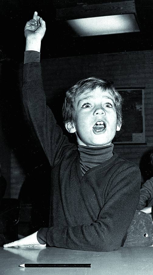 El Rey de España inició su formación en el Colegio Santa María de los Rosales de Madrid, donde cursó los estudios de Preescolar, Educación General Básica y Bachillerato Unificado Polivalente.