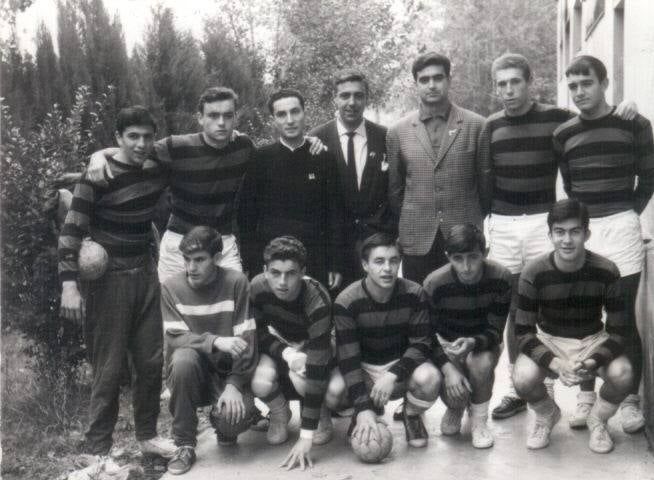 Francisco Álvarez-Cascos fue alumno del Corazón de María, en Gijón, donde también practicó una de sus grandes pasiones, el balonmano. Estudió durante tres años en la Escuela de Minas de Oviedo, hasta que en 1967 se traslada a la E. T. S. I. Caminos, Canales y Puertos (Universidad Politécnica de Madrid). Durante estos años residió en el Colegio Mayor Alcalá. Su vida profesional en la ingeniería ha sido escasa, y solo trabajó en un estudio de arquitectura y como gerente de una asociación profesional de arquitectos antes de convertirse en un político profesional.