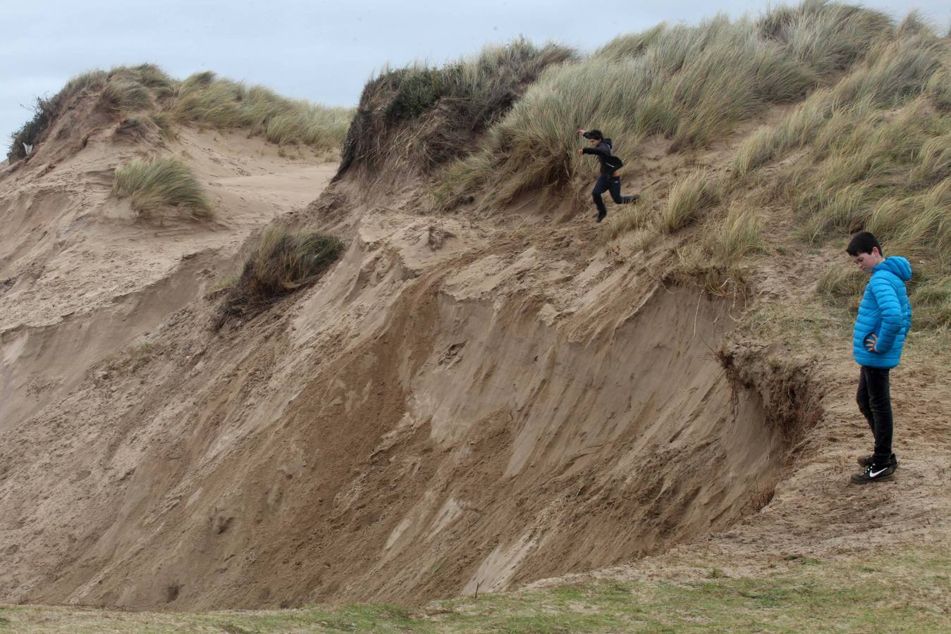 Las dunas de la playa de San Juan, en Castrillón, se convierten en acantilados