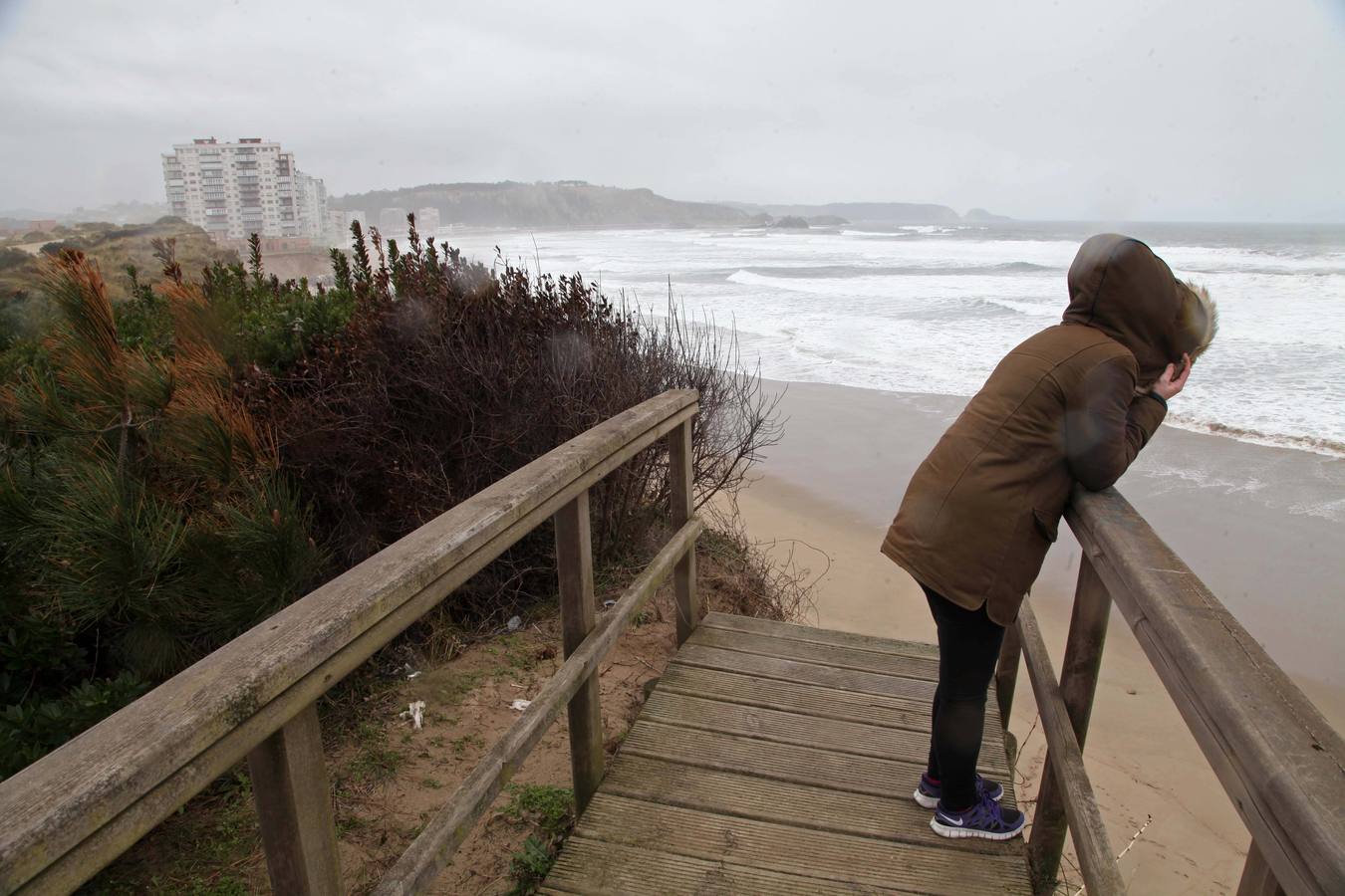 Las dunas de la playa de San Juan, en Castrillón, se convierten en acantilados