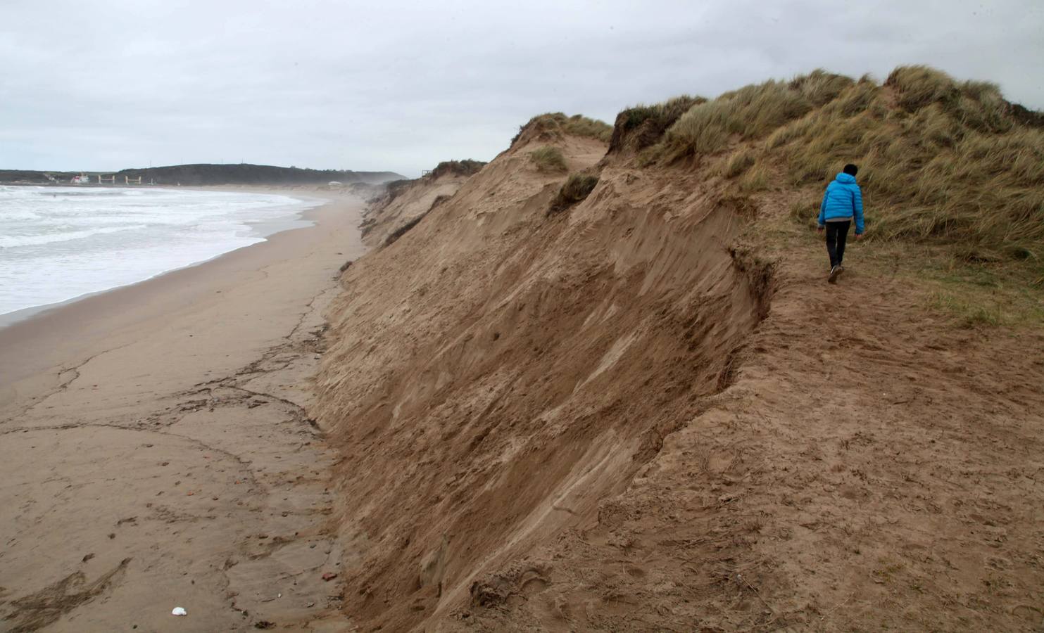 Las dunas de la playa de San Juan, en Castrillón, se convierten en acantilados