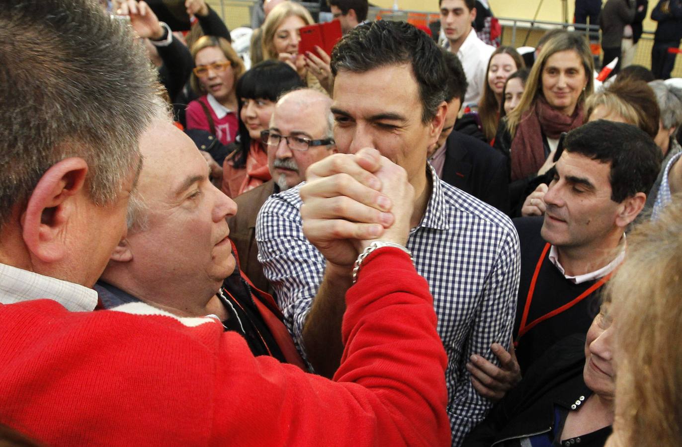 Pedro Sánchez acompaña a Javier Fernández en un multitudinario mitin en La Felguera