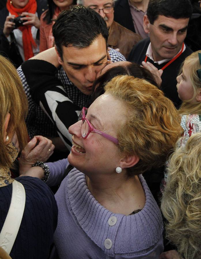 Pedro Sánchez acompaña a Javier Fernández en un multitudinario mitin en La Felguera