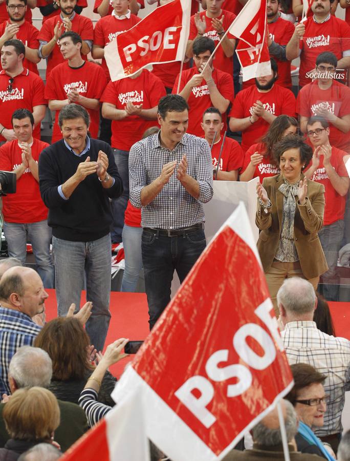 Pedro Sánchez acompaña a Javier Fernández en un multitudinario mitin en La Felguera